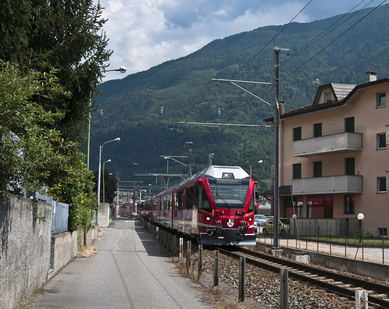 RhB ABe 8/12 3504  Dario Cologna  alias Allegra am 9. August 2010 als Bernina Express in den Straen von Tirano.