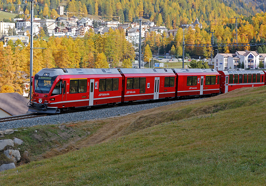 RhB-Allegra ABe 8/12 mit Bernina-Express fhrt an uns vorbei in Richtung St. Moritz. Kurz nach der Abfahrt in Pontresina, 13. Okt. 2010, 16:36