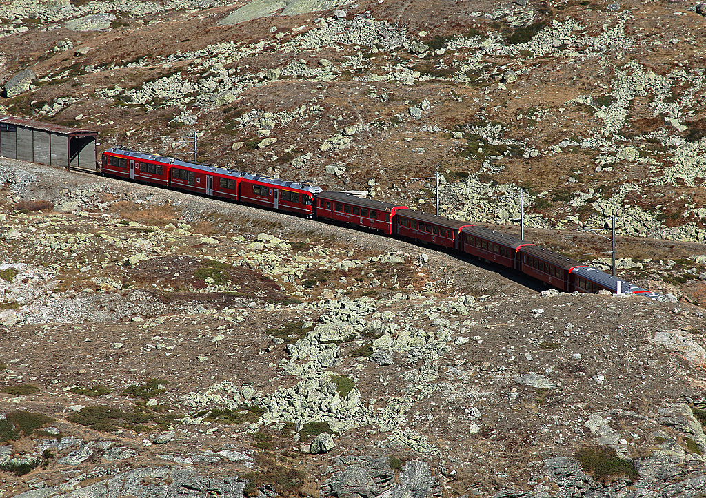 RhB-Allegra ABe 8/12 mit Regionalzug zwischen Alp Grm und Bernina Hospiz, wird gerade eine Galerie durchfahren und die Passhhe erreichen, 15. Okt. 2010, 14:25