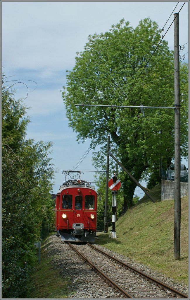 RhB Ambinete in der Westschweiz: Rh.B ABe 4/4 N° 35 und eine HIppsche Wendescheibe in Blonay auf der Strecke der B-C Museumsbahn.
20. Mai 2012
