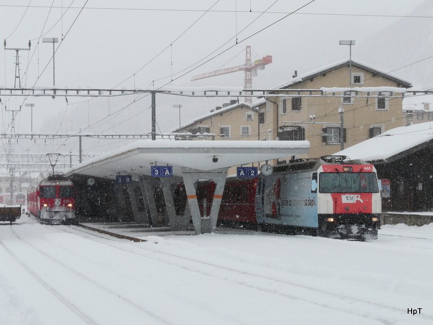 RhB - Bahnhof Samedan mit der Ge 4/4 621 vor Regio nach Scuol und der Ge 4/4  650 vor Schnellzug nach Chur am 04.12.2009