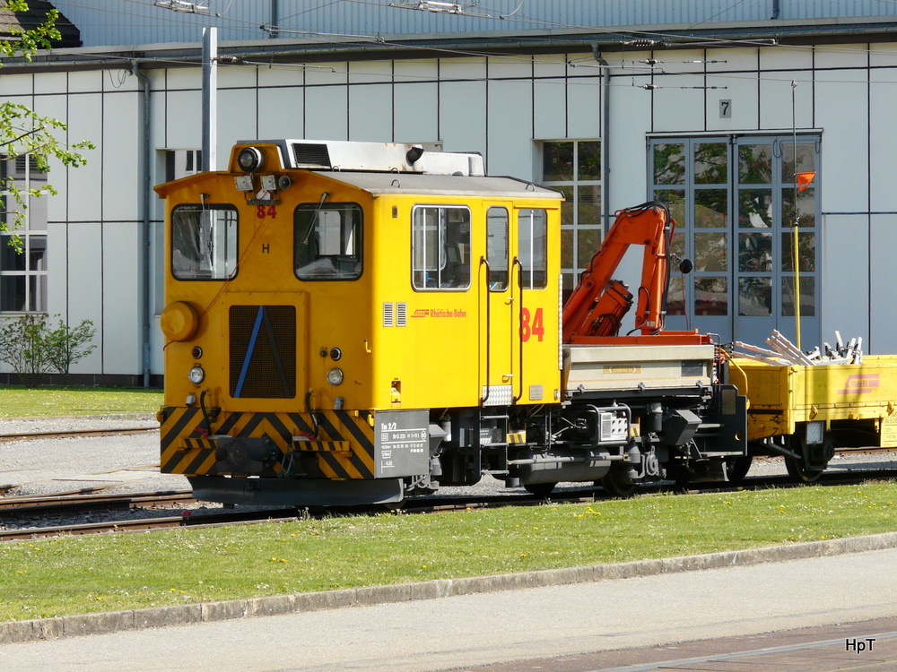 RhB - Baudienstlok  Tm 2/2 84 abgestellt im Bahnhof/Werksttteareal in Landquart am 22.04.2011