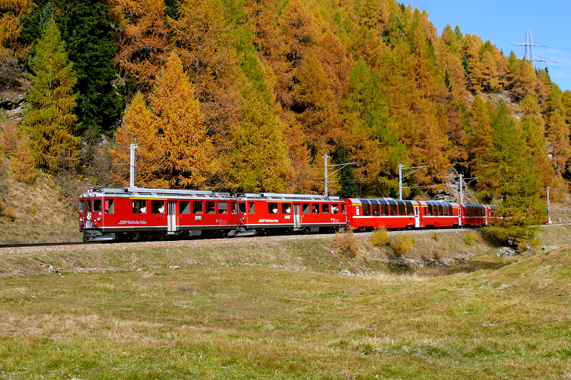 RhB - Bernina-Express 951 von Chur nach Tirano am 14.10.2008 bei La Dota mit ABe 4/4 II 42 - ABe 4/4 II 41 - Ap - Ap - Bps - Bp - Bp - Bp.
