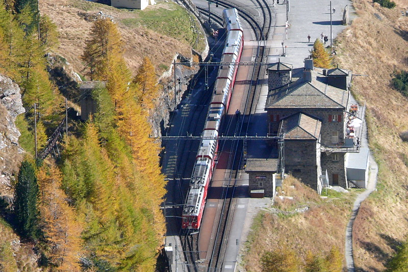 RhB - Bernina-Express 960 von Tirano nach Davos Dorf am 12.10.2008 im Bahnhof Alp Grm mit ABe 4/4 II 48 + ABe 4/4 II 45.