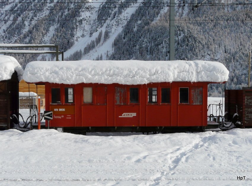 RhB - Dienstwagen WN 9806 abgestellt in Bever am 01.01.2010
