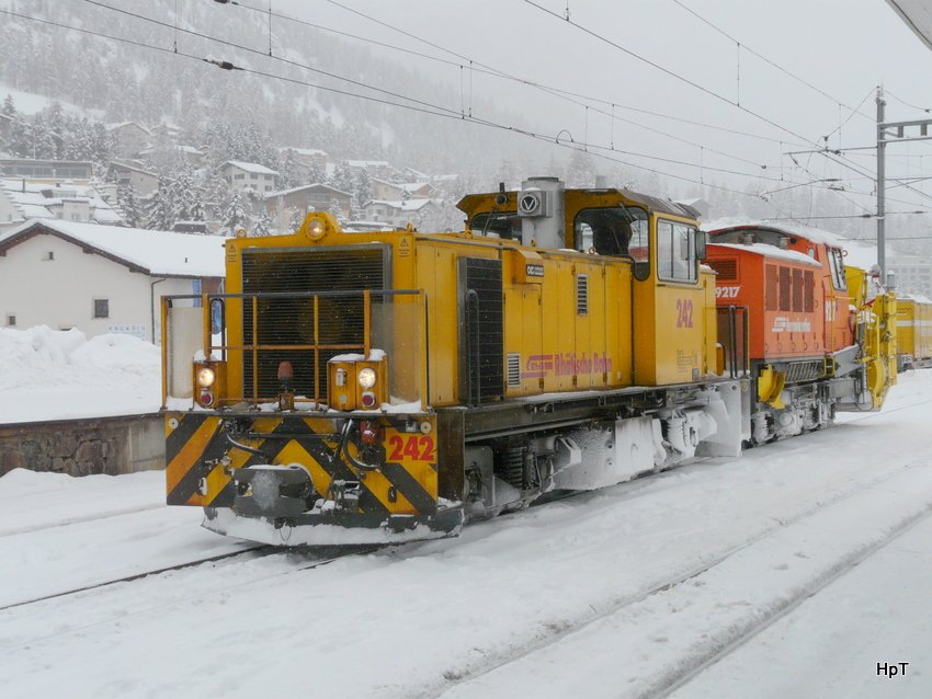 RhB - Diesellok Gmf 4/4 242 im Bahnhof Samedan am 04.12.2009