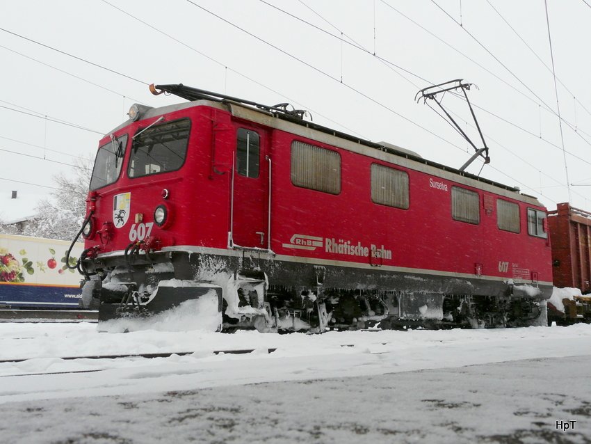 RhB - Ge 4/4 607 im Bahnhofsareal von Samedan am 04.12.2009