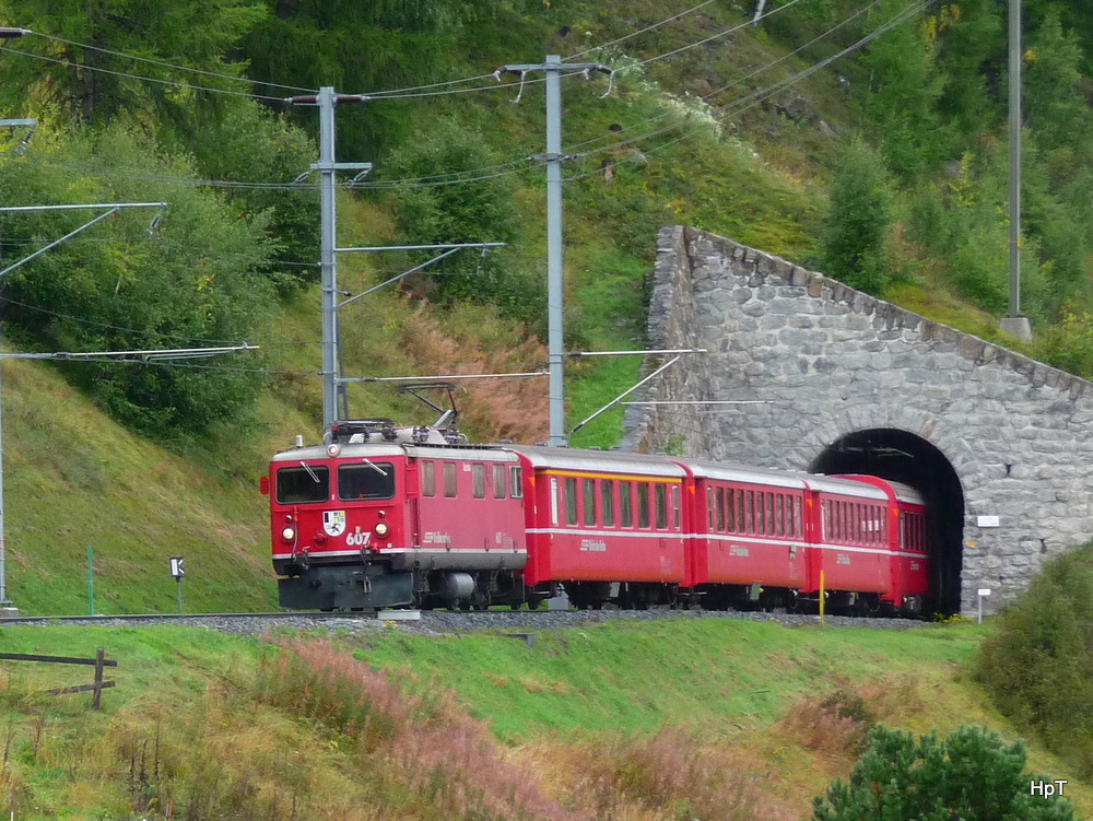 RhB - Ge 4/4  607 mit Regio bei Susch am 13.09.2010