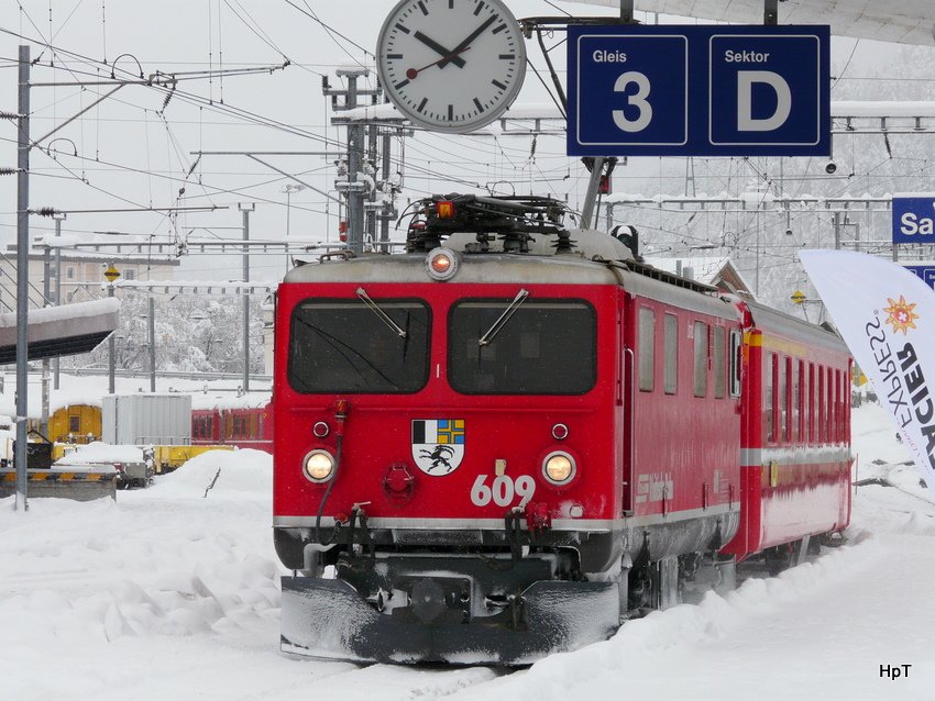 RhB - Ge 4/4 609 bei der einfahrt mit Regio in den Bahnhof von Samedan am 04.12.2009