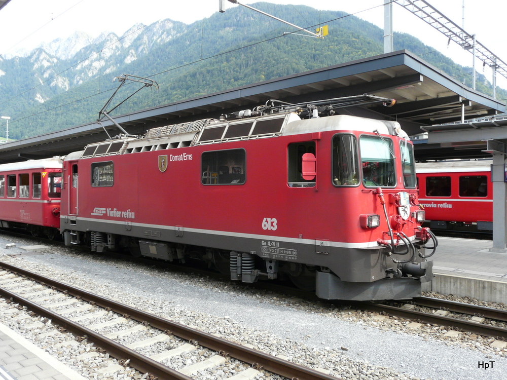 RhB - Ge 4/4  613 vor Schnellzug nach Disentis im Bahnhof Chur am 18.09.2012
