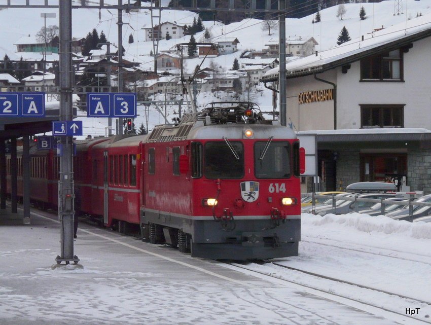RhB - Ge 4/4 614 vor Schnellzug im Bahnhof Klosters am 01.01.2010