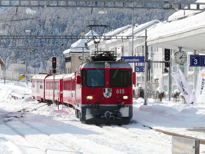 RhB - Ge 4/4 615 vor Regio bei der einfahrt in den Bahnhof Samedan am 01.01.2010