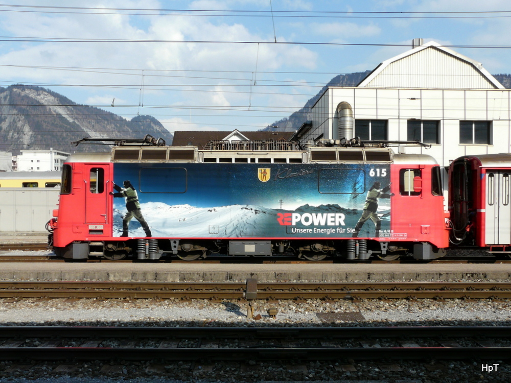 RhB - Ge 4/4 615 mit Werbung im Bahnhof Landquart am 25.03.2012
