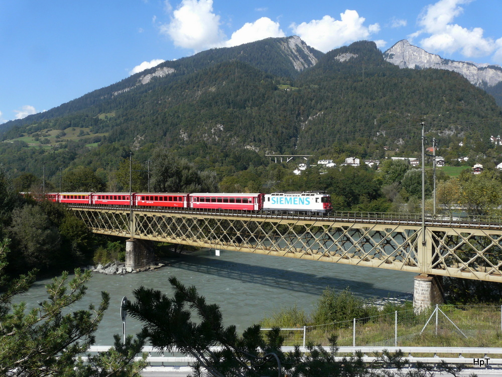 RhB - Ge 4/4 616 mit Schnellzug unterwegs in Reichenau am 26.09.2011