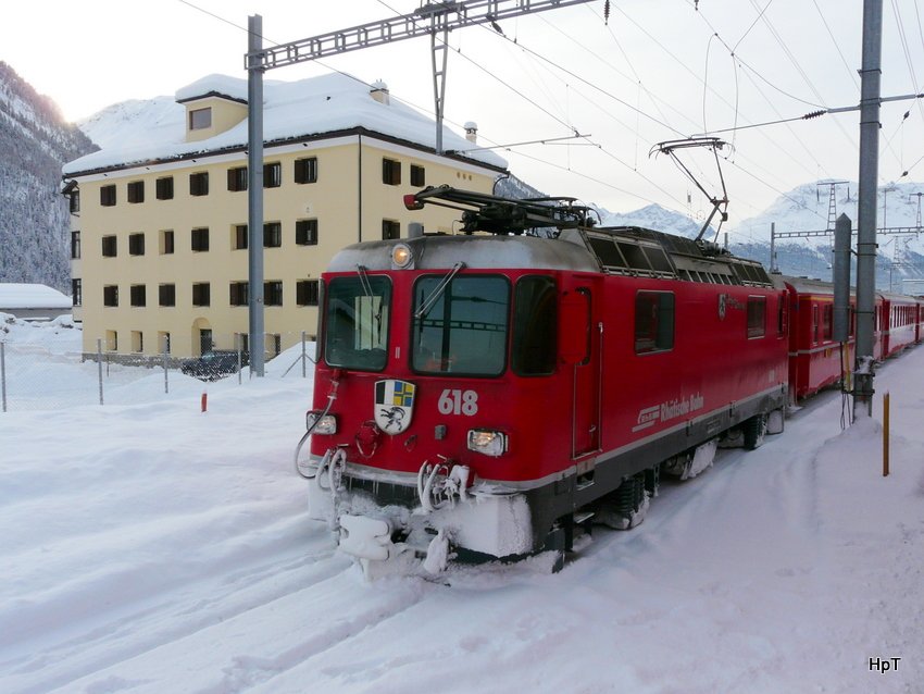 RhB - Ge 4/4 618 vor Reservezug abgestellt in Bever am 01.01.2010