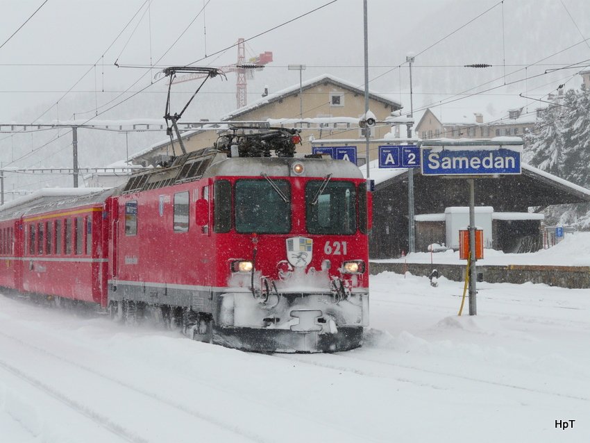 RhB - Ge 4/4 621 vor Regio bei der ausfahrt aus dem Bahnhof Samedan am 04.12.2009