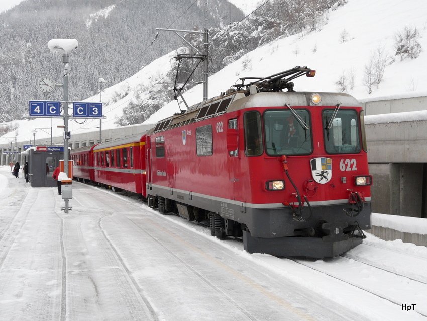 RhB - Ge 4/4 622 mit Regio in Sagliains am 04.12.2009