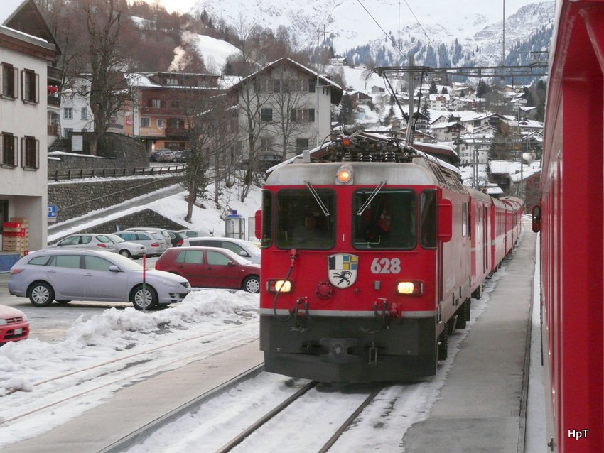 RhB - Ge 4/4 628 vor Schnellzug in Klosters Dorf am 01.01.2010