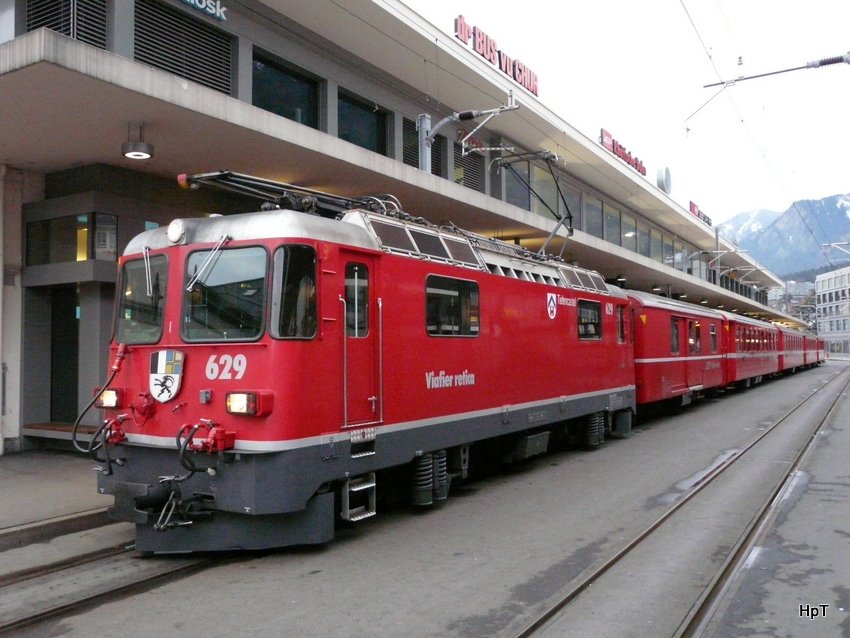RhB - Ge 4/4 629 vor Regio im Bahnhof Chur am 01.01.2010