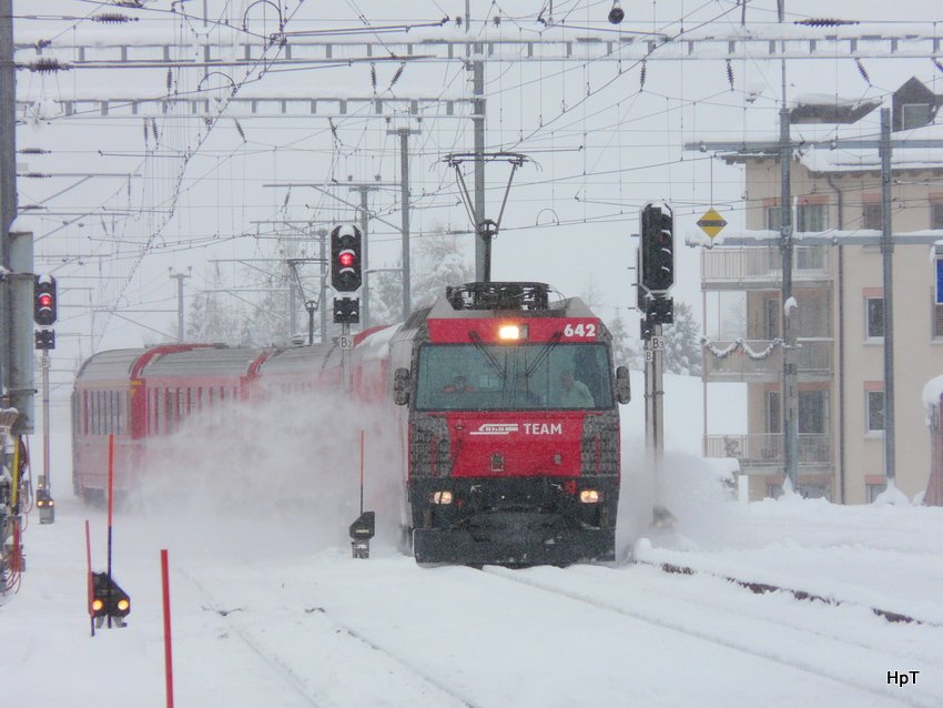 RhB - Ge 4/4 642 vor Schnellzug bei der einfahrt in den Bahnhof Samedan am 04.12.2009