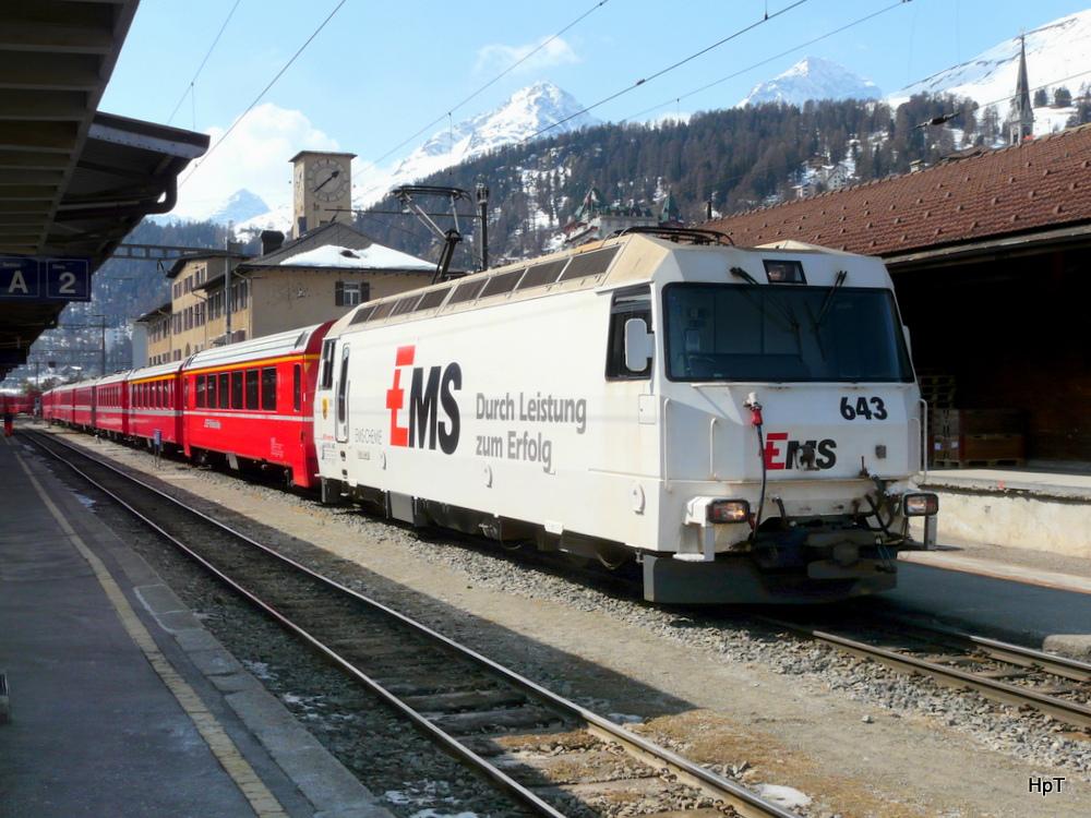 RhB - Ge 4/4 643 mit Schnellzug im Bahnhof von St.Moritz am 25.03.2012