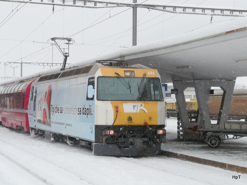RhB - Ge 4/4 645 vor Schnellzug im Bahnhof Samedan am 04.12.2009