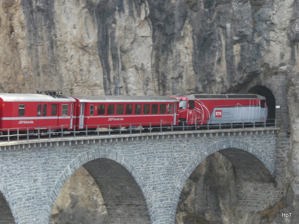 RhB - Ge 4/4 645 bei der einfahrt in den Tunnel beim Landwasserviadukt am 25.03.2012 .. Standort des Fotografen im letzten Personenwagen des Zuges..