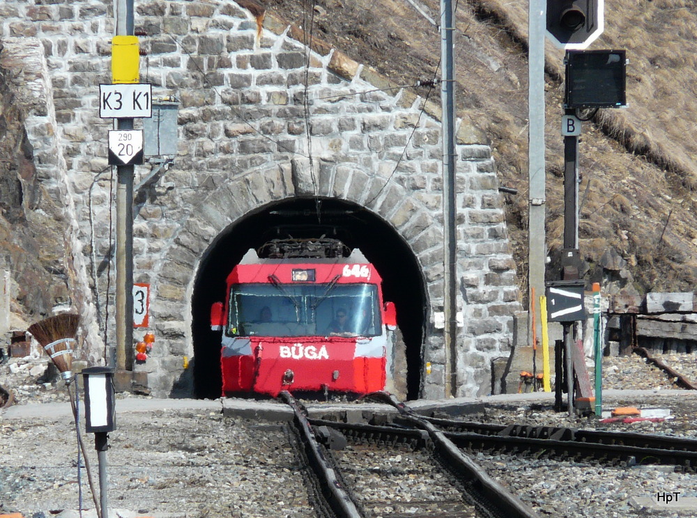 RhB - Ge 4/4 646 bei der ausfahrt aus dem Tunnel beim Bahnhof von St.Moritz am 25.03.2012