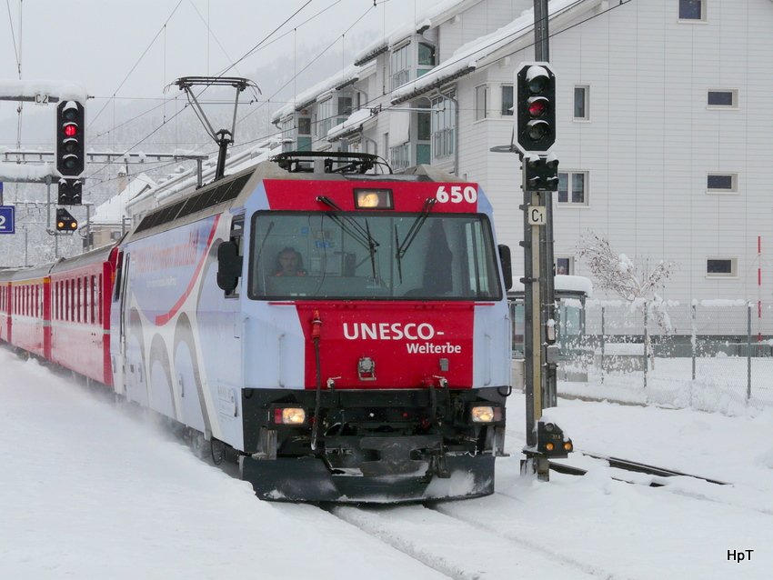 RhB - Ge 4/4 650 vor Schnellzug bei der einfahrt in den Bahnhof von Samedan am 04.12.2009