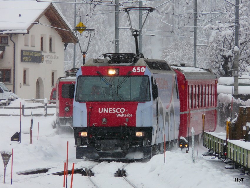 RhB - Ge 4/4 650 vor Schnellzug bei der einfahrt in den Bahnhof Samedan am 04.12.2009