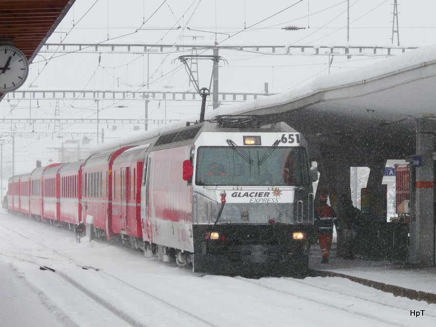 RhB - Ge 4/4 651 vor Schnellzug im Bahnhof Samedan am 04.12.2009