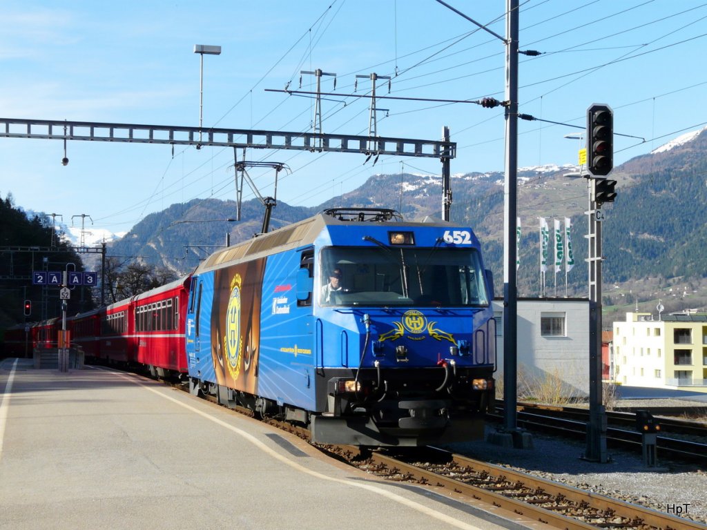 RhB - Ge 4/4 652 vor Schnellzug in Thusis am 07.04.2010