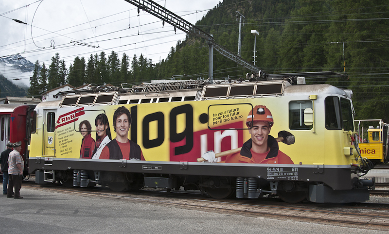 RhB Ge 4/4 II 611  Landquart  mit log-in Werbung am 14. August 2010 in Pontresina.