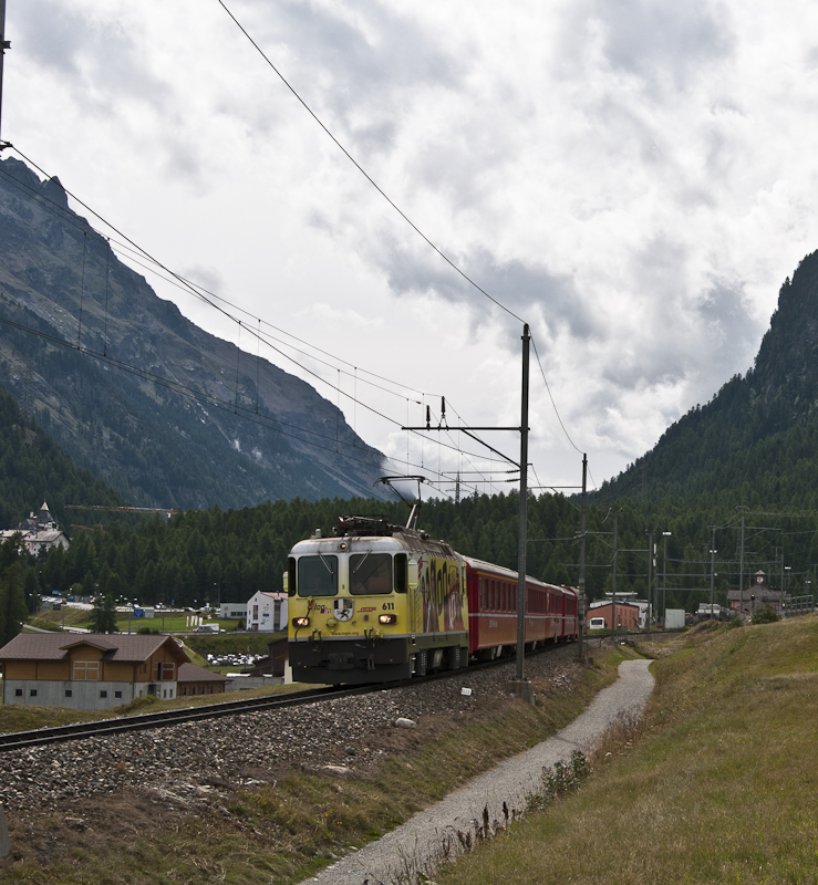 RhB Ge 4/4 II 611  Landquart  mit log-in Werbung am 14. August 2010 bei Pontresina.
