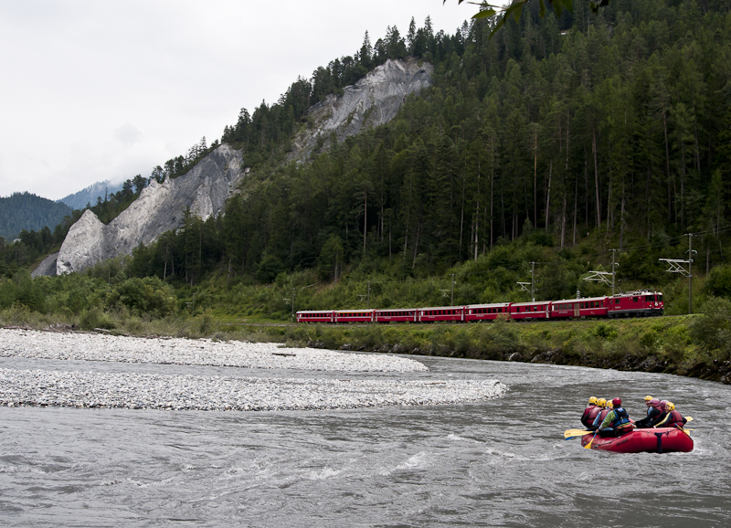 RhB Ge 4/4 II 612  Thusis  am 13. August 2010 im Rheintal.