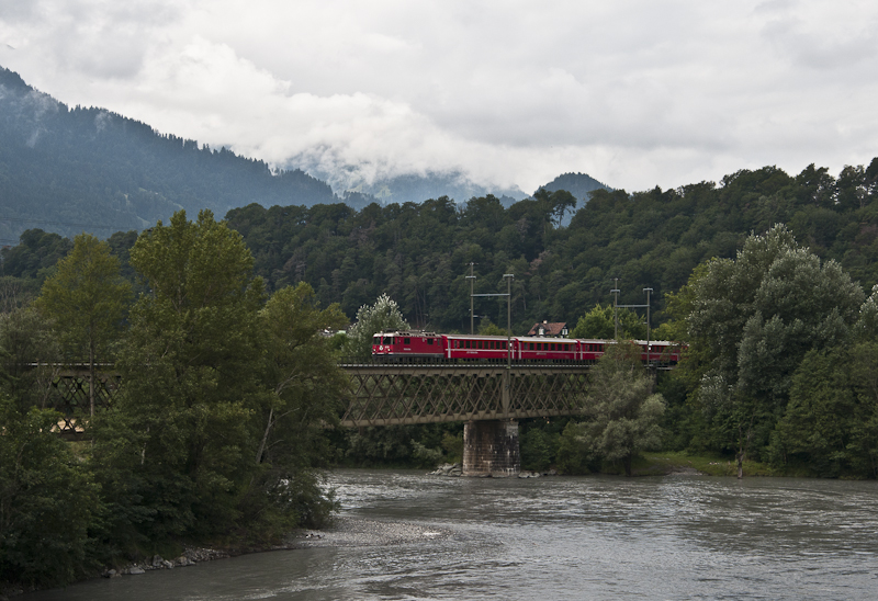 RhB Ge 4/4 II 616  Filisur  am 13. August 2010 auf der Rheinbrcke bei Reichenau-Tamins.