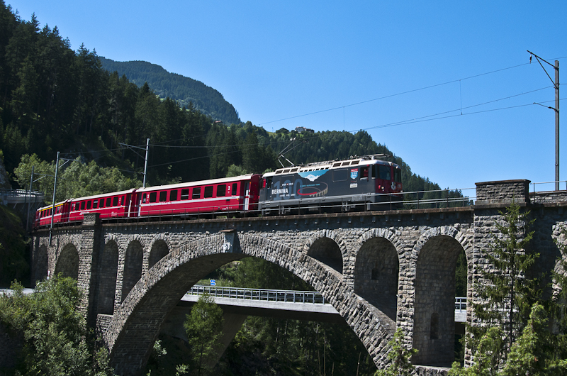 RhB Ge 4/4 II 619  Samedan  mit Werbung fr 100 Jahre Berninabahn am 8. August 2010 auf dem Soliser Viadukt.	