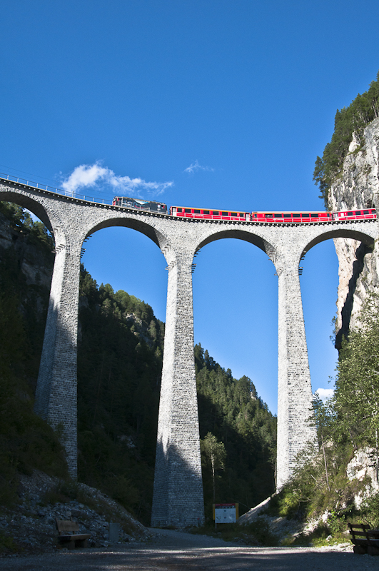 RhB Ge 4/4 II 619  Samedan  mit Werbung fr 100 Jahre Berninabahn am 8. August 2010 auf dem Landwasserviadukt.
