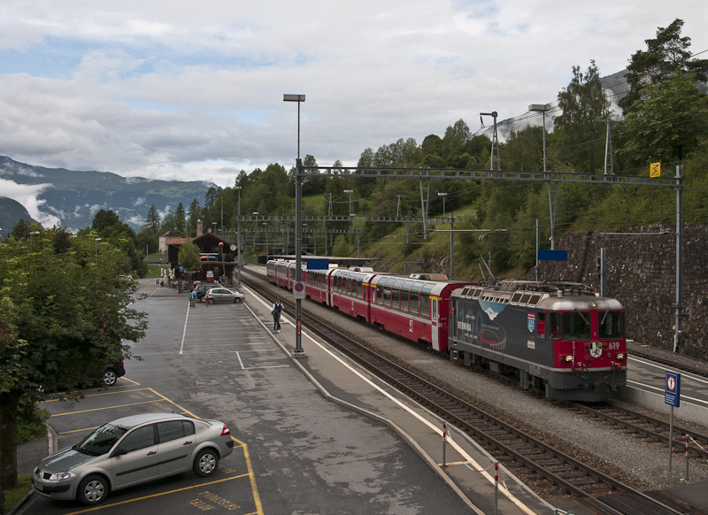 RhB Ge 4/4 II 619  Samedan  mit Werbung fr 100 Jahre Berninabahn am 12. August 2010 mit Berninaexpress im Bahnhof Filisur.