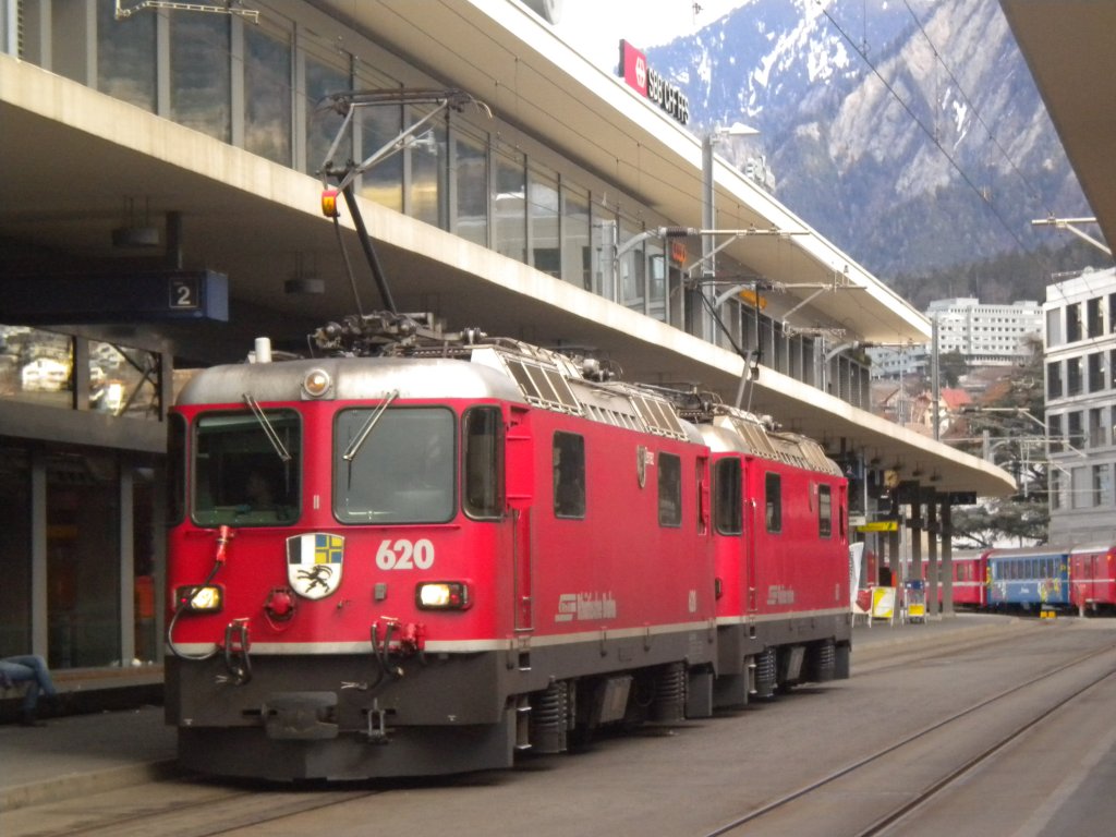 RhB Ge 4/4 II 620  Zernez  und Ge 4/4 II 617  Ilanz  in Chur. 25.02.2010