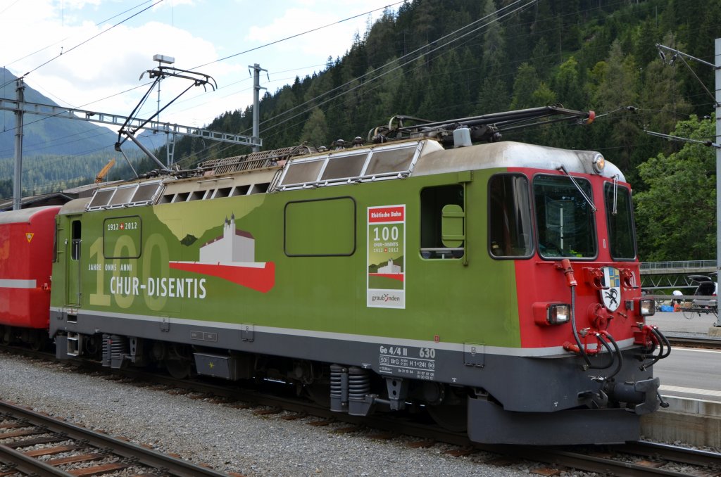 RhB Ge 4/4 II 630 mit Werbung  100 Jahre Chur - Disentis  im Bahnhof Klosters Platz. (Aufnahme 10.08.2012)