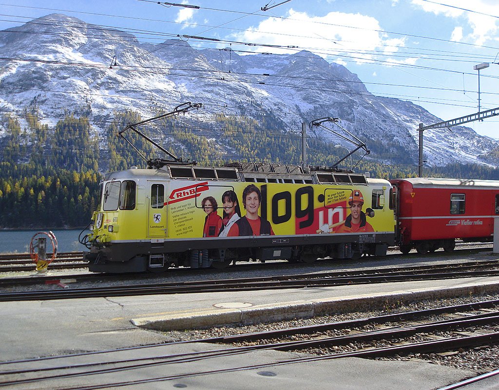 RhB Ge 4/4 II Nr. 611 mit Werbung fr  Log-in  im Bahnhof St. Moritz, 13. Okt. 2009, 15:24