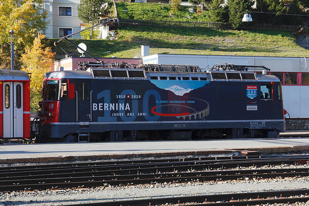 RhB Ge 4/4 II Nr. 619 im Werbekleid  100 Jahre Bernina  steht in St. Moritz zur Abfahrt bereit, 11. Okt. 2010, 16:49