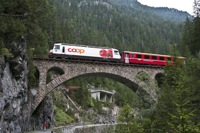 RhB Ge 4/4 III 641 Maienfeld  mit Coop Werbung am 11. August 2010 in der Zgenschlucht.