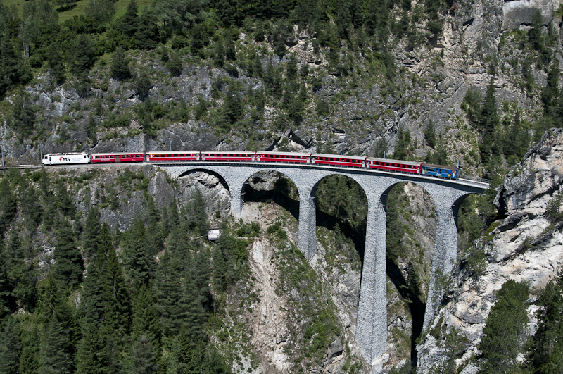 RhB Ge 4/4 III 643  Vals  mit Werbung fr Ems-Chemie am 8. August 2010 auf dem Landwasserviadukt.