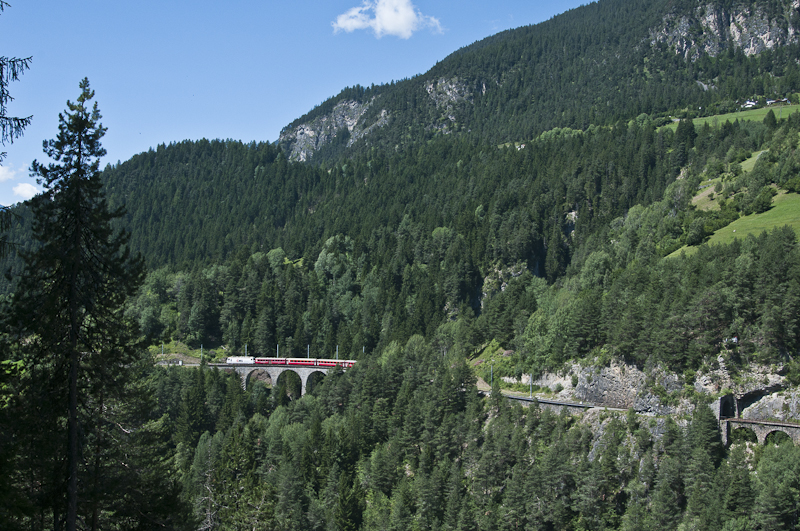 RhB Ge 4/4 III 643  Vals  mit Werbung fr Ems-Chemie am 8. August 2010 zwischen Filisur und Alvaneu.