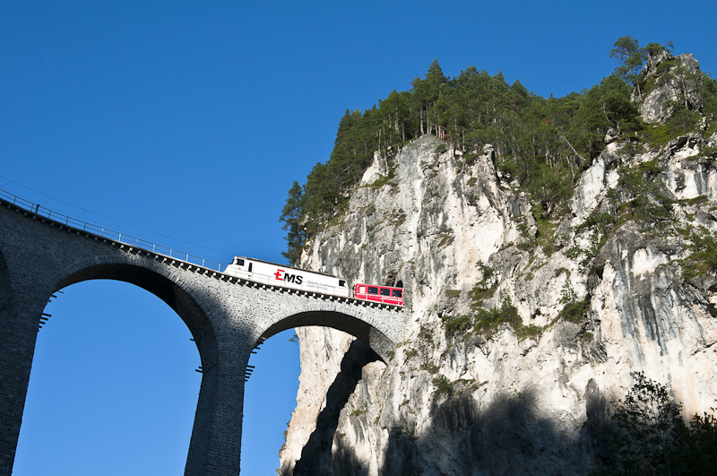 RhB Ge 4/4 III 643  Vals  mit Werbung fr Ems-Chemie am 8. August 2010 auf dem Landwasserviadukt.