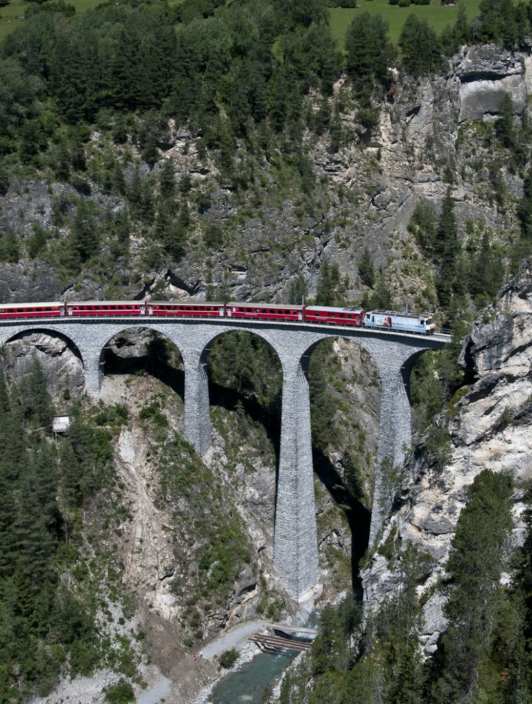 RhB Ge 4/4 III 644  Savognin  mit Werbung fr Radio e Televisiun Rumantscha am 8. August 2010 auf dem Landwasserviadukt.