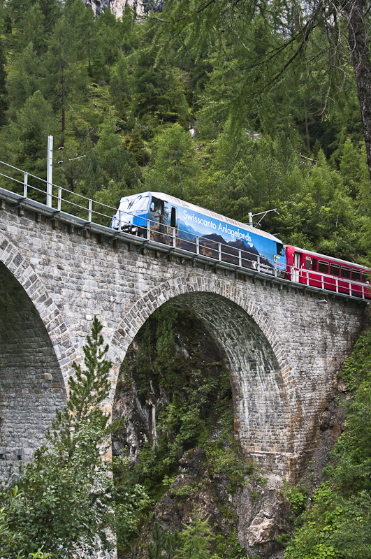 RhB Ge 4/4 III 647  Grsch  mit Werbung fr die Graubndner Kantonalbank am 12. August 2010 bei Preda.

