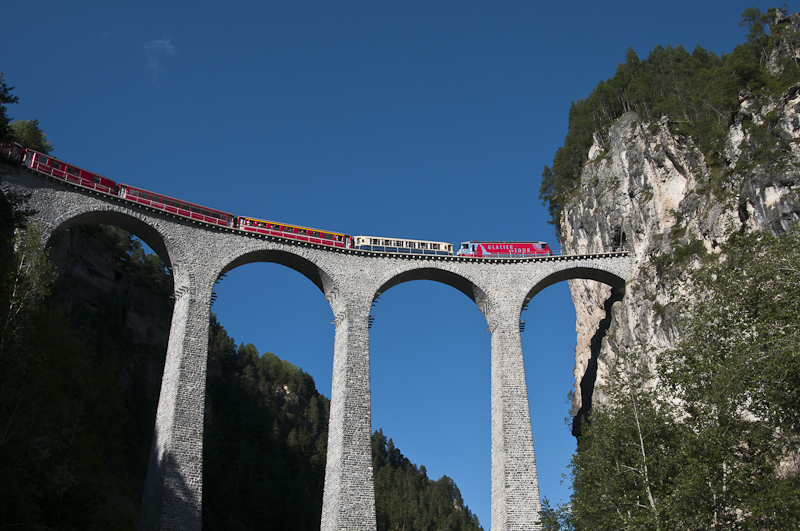 RhB Ge 4/4 III 651  Fideris  mit  Glacier On Tour  Werbung am 8. August 2010 auf dem Landwasserviadukt.